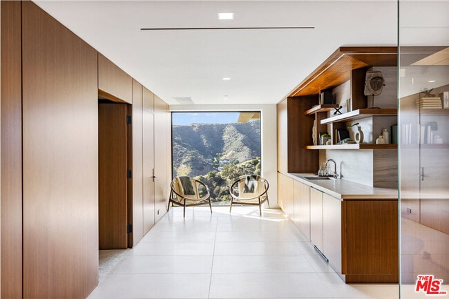 Building Photo - 1731 Summitridge Dr