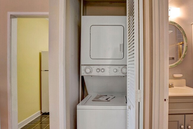 Building Photo - GREAT CONDO IN RALEIGH!