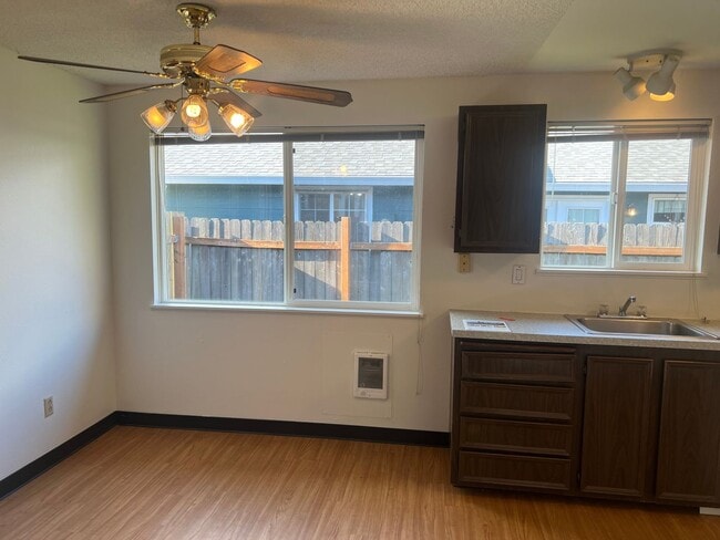 Building Photo - Open Concept: 3 Bed, 1.5 Bath Hidden Gem!