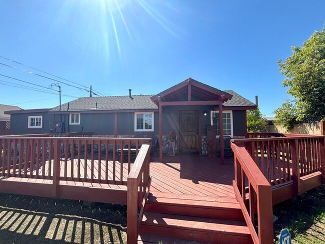 Building Photo - Completed remodeled stand alone 2 Bedroom ...