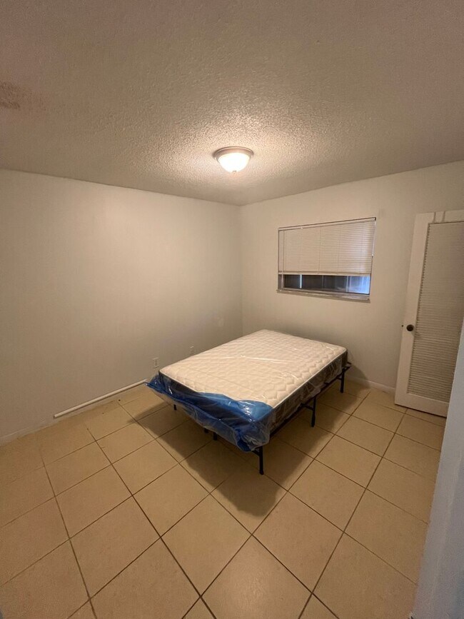 Building Photo - No HOA Fees!  Great location 4 bedroom house in Boca Raton!  Free Internet!