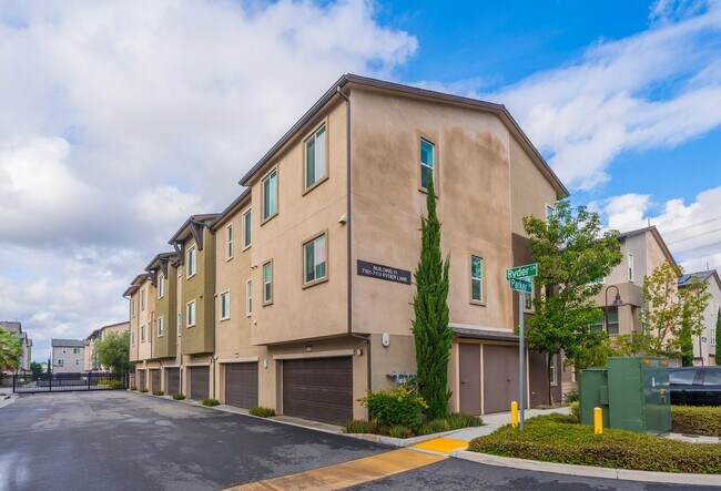 Building Photo - Newer townhome rental located in the gated One Seven Eight community!