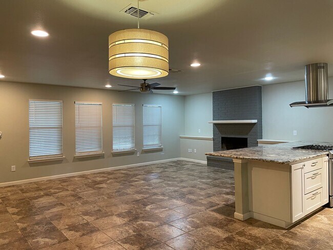 Building Photo - 1.5 Miles to Gruene / Fridge, Washer & Dryer Included / 2 Living Areas / Tons of Space / No Carpe...