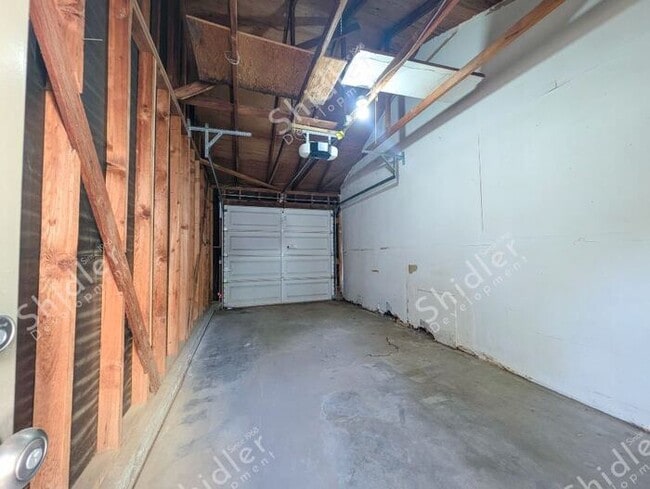 Building Photo - 2 Bed 1 Bath No one Above You