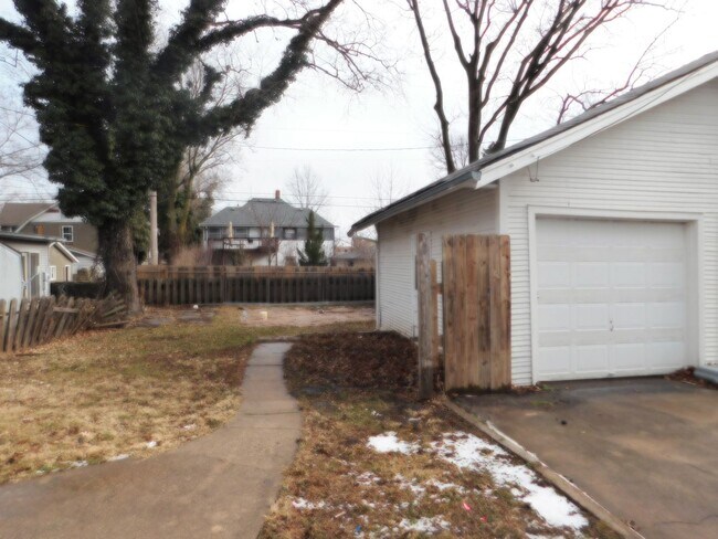 Building Photo - Spacious 3 bedroom/1 bath home in El Dorado!