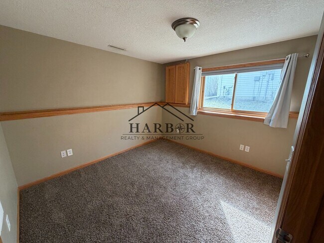 Building Photo - 2869 Knollwood Dr SE