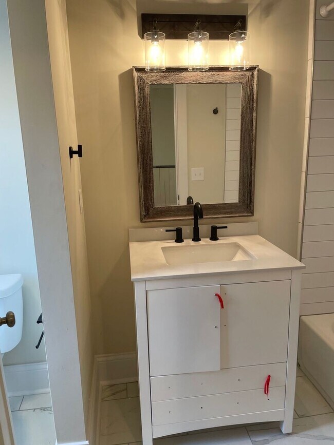 Building Photo - Beautifully  Renovated 2 bed 2 bath Home in Shelby Park!