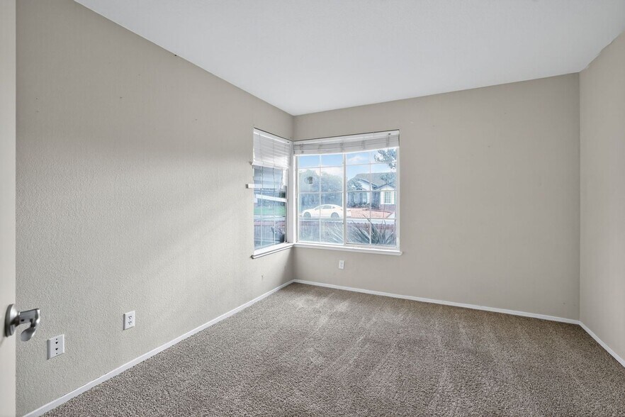 Building Photo - 680 Canyon Creek Way