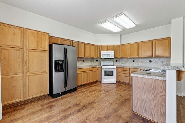 Building Photo - 5 Bedroom Home Close to UNR!