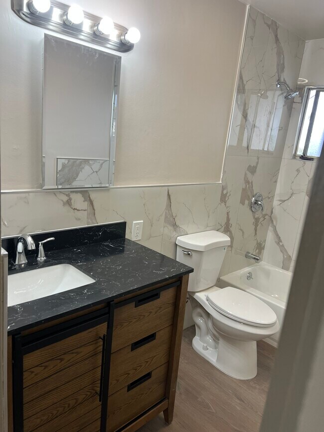 Building Photo - 519 Linwood Ave