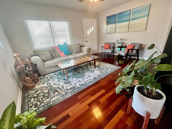 Building Photo - 2 Bed/1Bath/1 Car Garage Home