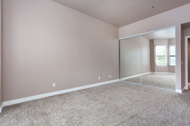 Building Photo - Heart of Bankers Hill at La Parc Chateau!