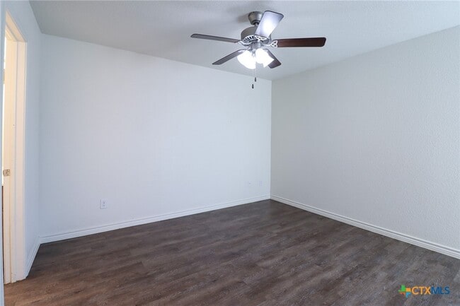 Building Photo - 909 Lasso Dr