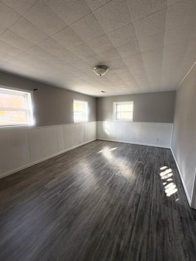 Building Photo - Split Level 4 Bedroom