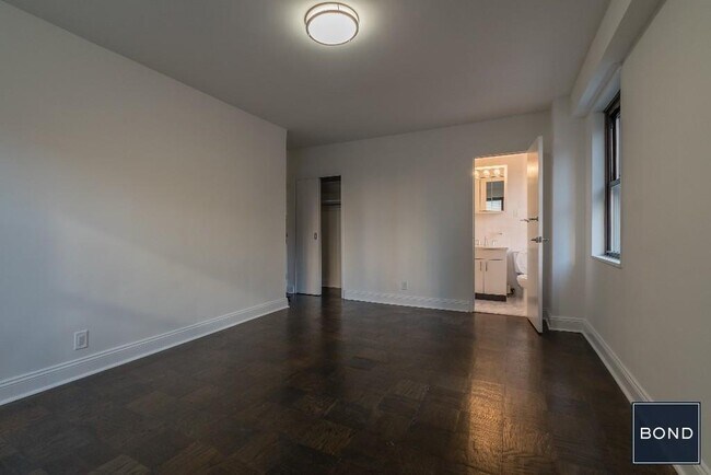 Building Photo - 400 E 89th St