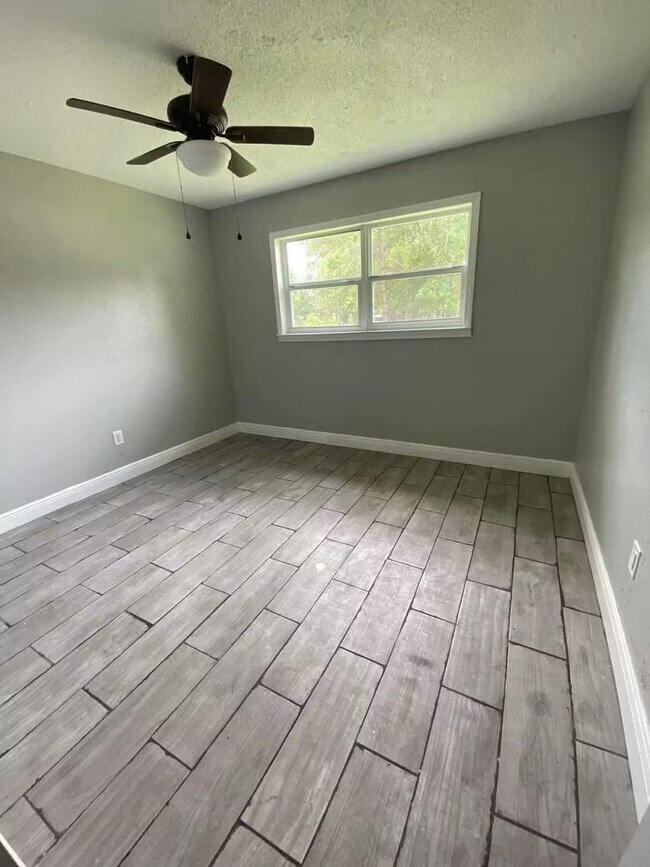 Building Photo - 3 Bedroom 2 Bath Available