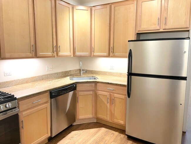 Kitchen - 2709 W Sunnyside Ave