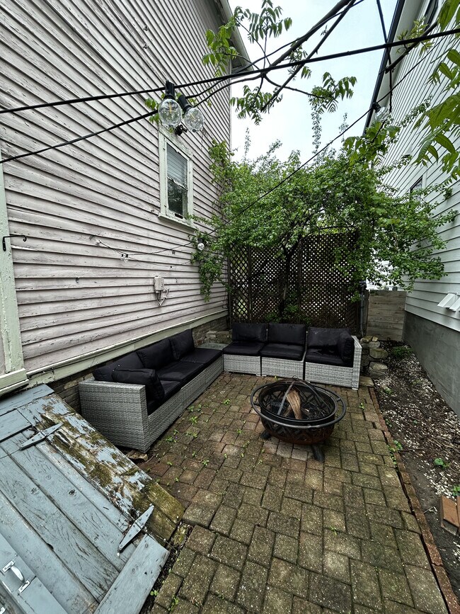 Building Photo - 1754 N Astor St