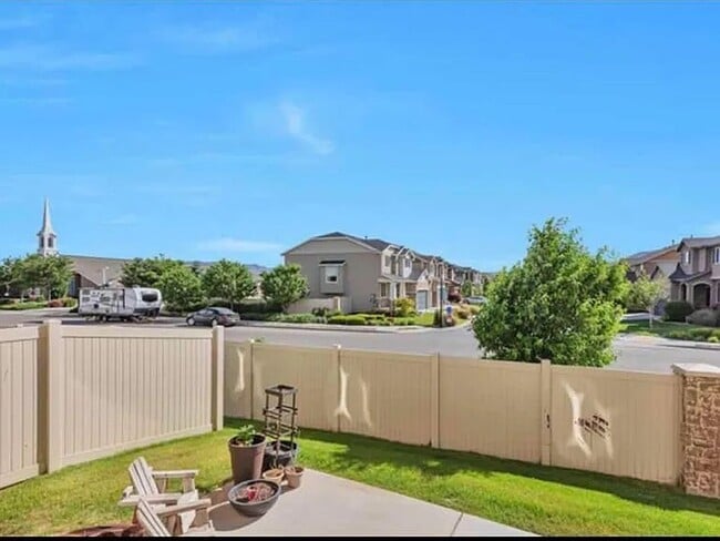 Building Photo - Spacious and Townhome Now Available!