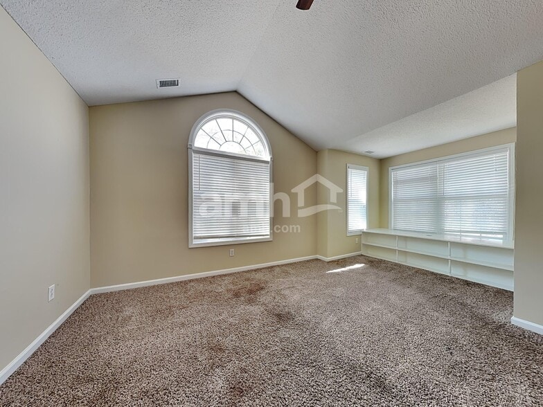 Building Photo - 34 Old Farm Rd