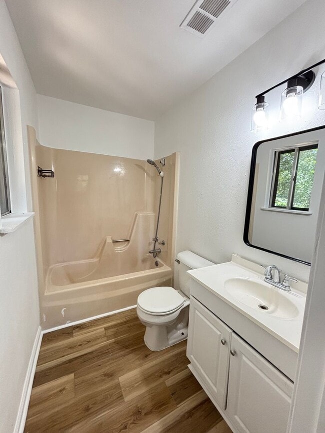 Building Photo - Spacious and beautifully updated 4-bedroom...