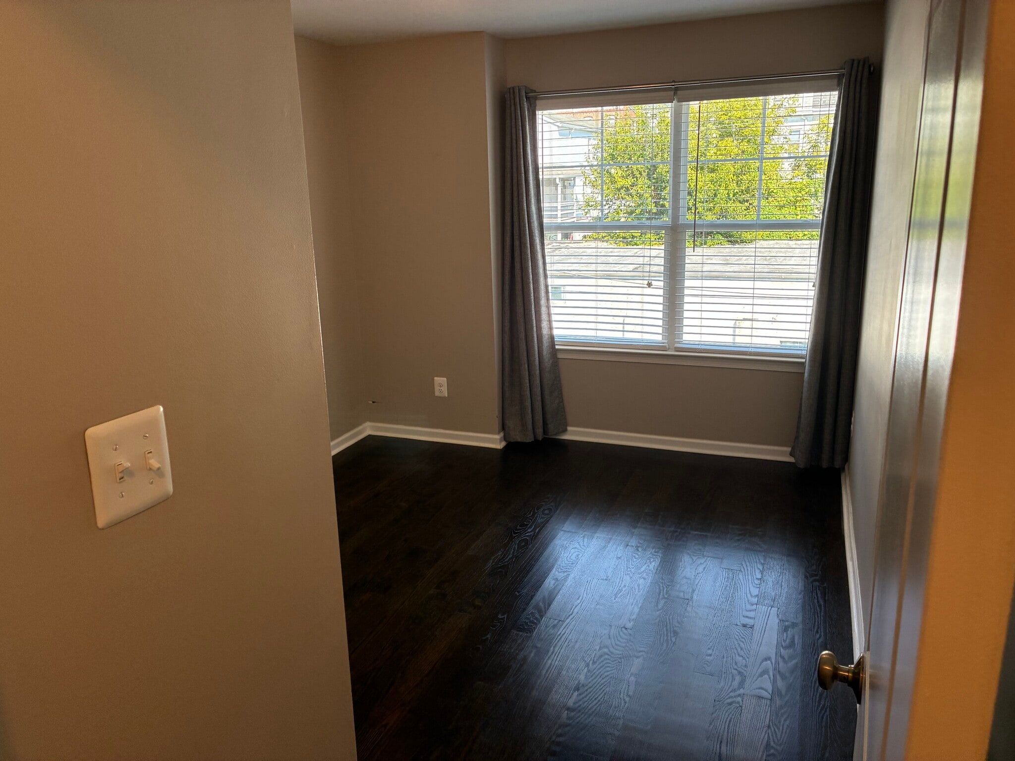 Building Photo - 605 Apple St