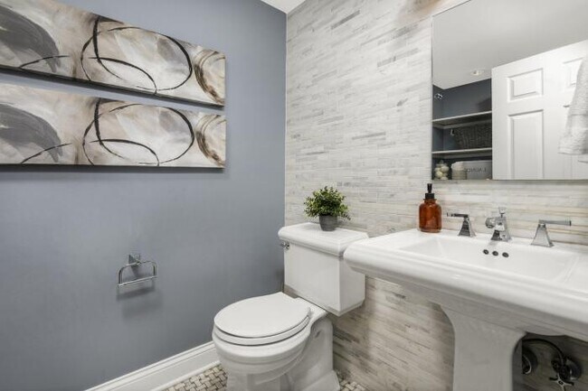 Building Photo - 5 bedroom in Chicago IL 60614