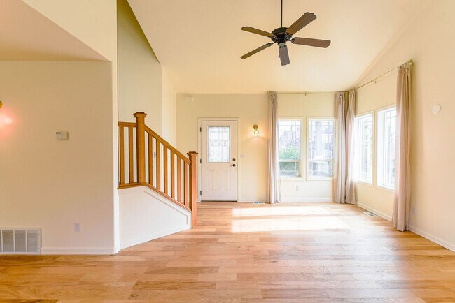 Building Photo - Beautiful 3 bed/2.5 bath single family hom...