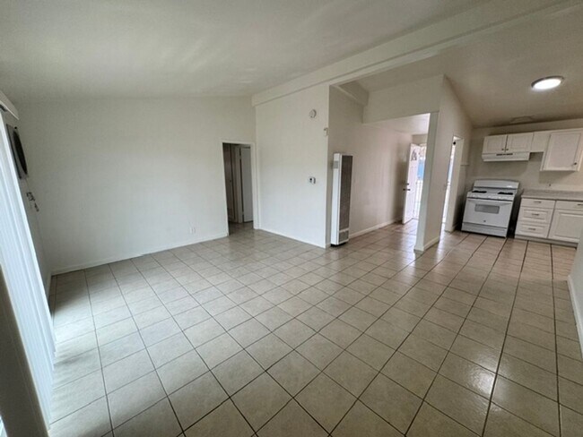 Building Photo - Remodeled 4+2 In Quiet Neighborhood - $2700