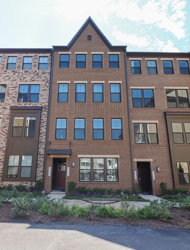 Building Photo - Stunning 3 Bed 2.5 Bath, Newer Condo-Style...