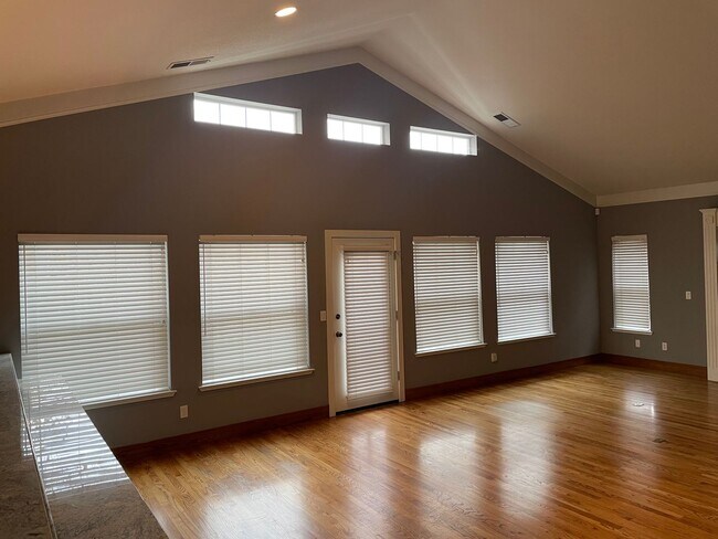 Building Photo - I STREET/22ND CORNER