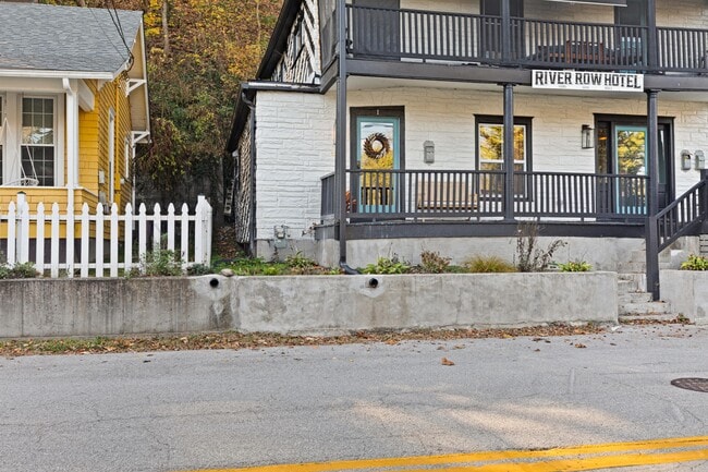 Building Photo - 619 Taylor Ave