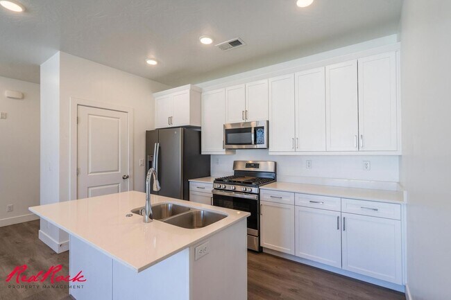 Building Photo - Pet Friendly 2 Bedroom Condo in Desert Color!