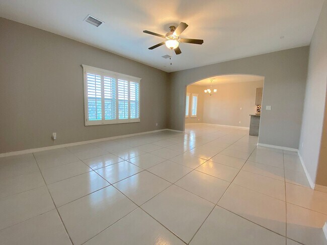 Building Photo - Spacious 4 Bedroom Refrig A/C Home