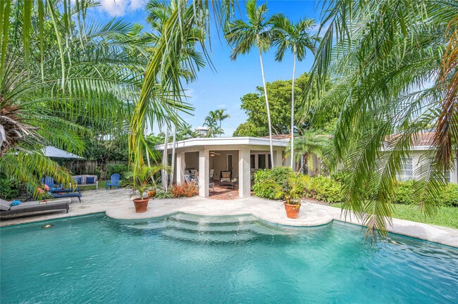 Building Photo - 1612 E Lake Dr