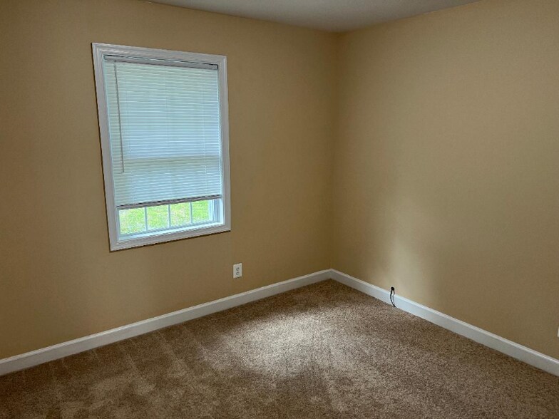 Building Photo - 32422 White Oak Dr