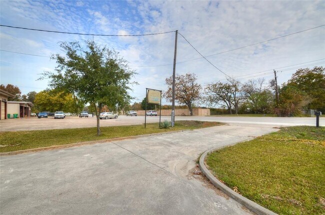 Building Photo - 6813 Bayway Dr