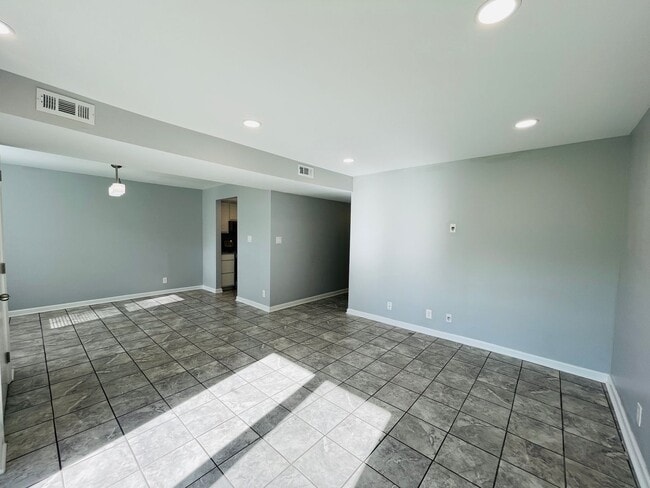 Building Photo - CHARMING CONDO IN STAFFORD!