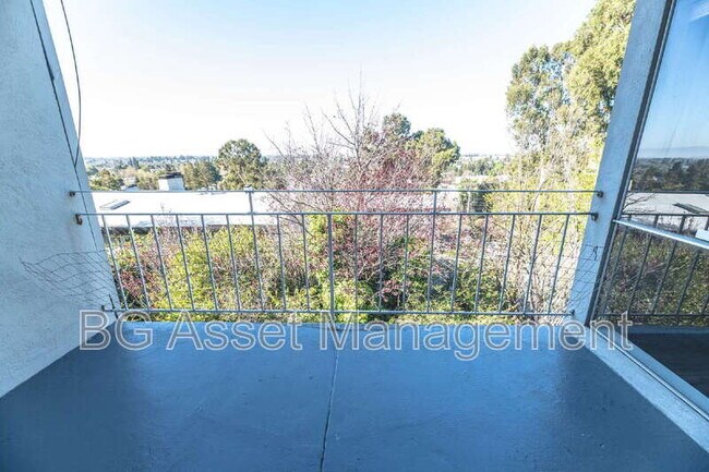 Building Photo - 944 Fletcher Ln