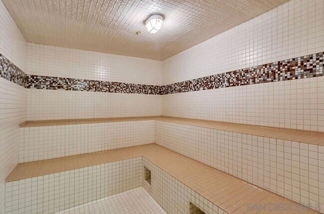 Building Photo - Stunning 1 bedroom, 1.5 bath in The Grande...