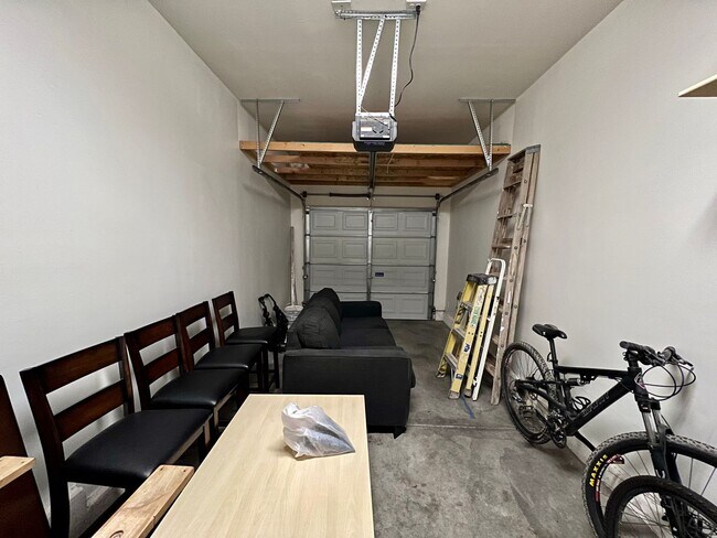 Building Photo - BEAUTIFUL 2BD/2BA SOUTHEAST