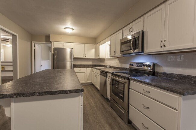 Building Photo - Gorgeous 3 Bedroom Home located near the new HYVEE!