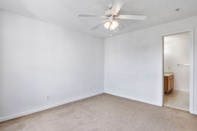 Building Photo - 2Bed/2Bath, Upgraded Condos in the Heart o...