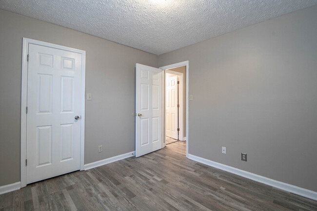 Building Photo - 131 Lillian Dr