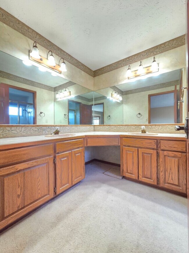 Building Photo - $3,495 - 5 Bed / 4 Baths Stunning Northwood Home with Views