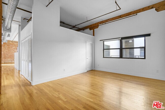 Building Photo - 215 S Santa Fe Ave