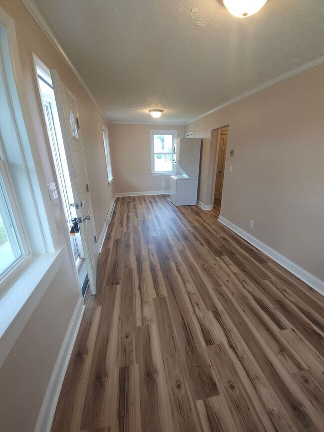 Building Photo - Newly Remodeled Cottage near downtown, walk to Kardinal Hall, Sticks & Health Food Store!