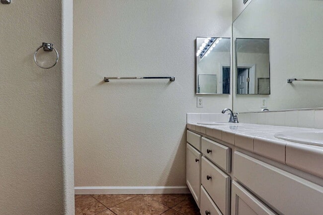 Building Photo - Spacious 1st floor condo in Henderson