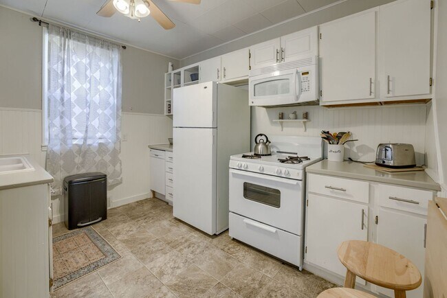 Building Photo - Cozy 2 Bedroom With Fenced Yard & Parking, Minutes from Old Market!!