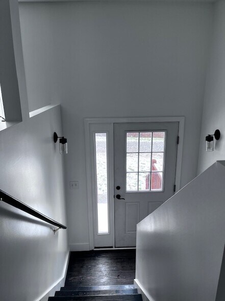 entry - 172 S Maple St